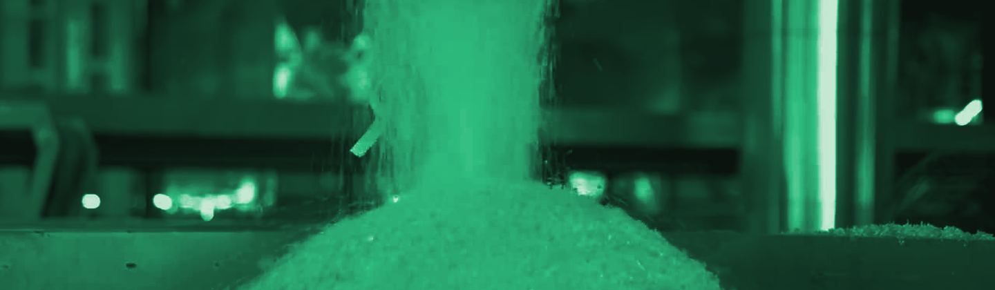 Flake de PET reciclado em cascata durante o processamento, duotom verde